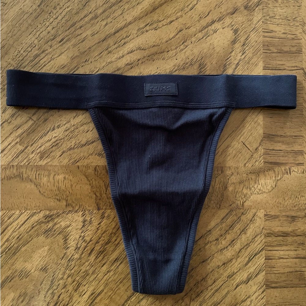 Skims cotton rib thong, XS in soot